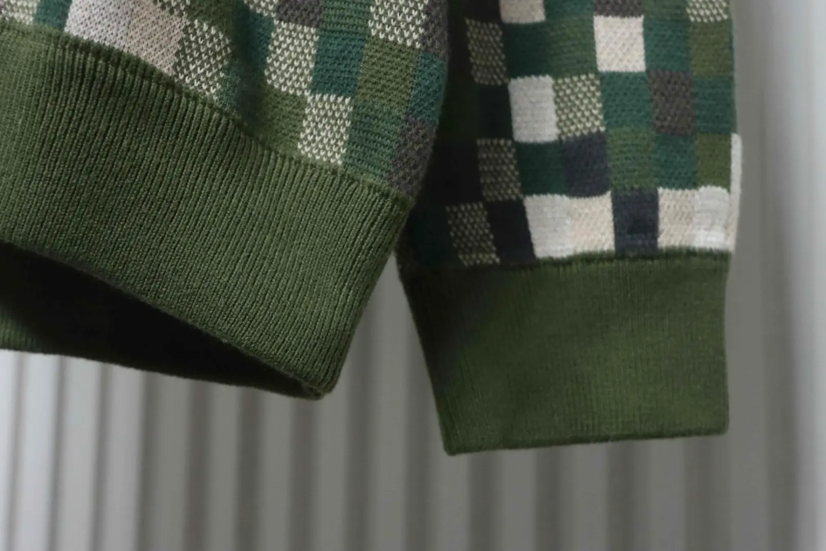 Pullover mit Mosaikmuster und Rundhalsausschnitt und Rückennieten – Bild 9