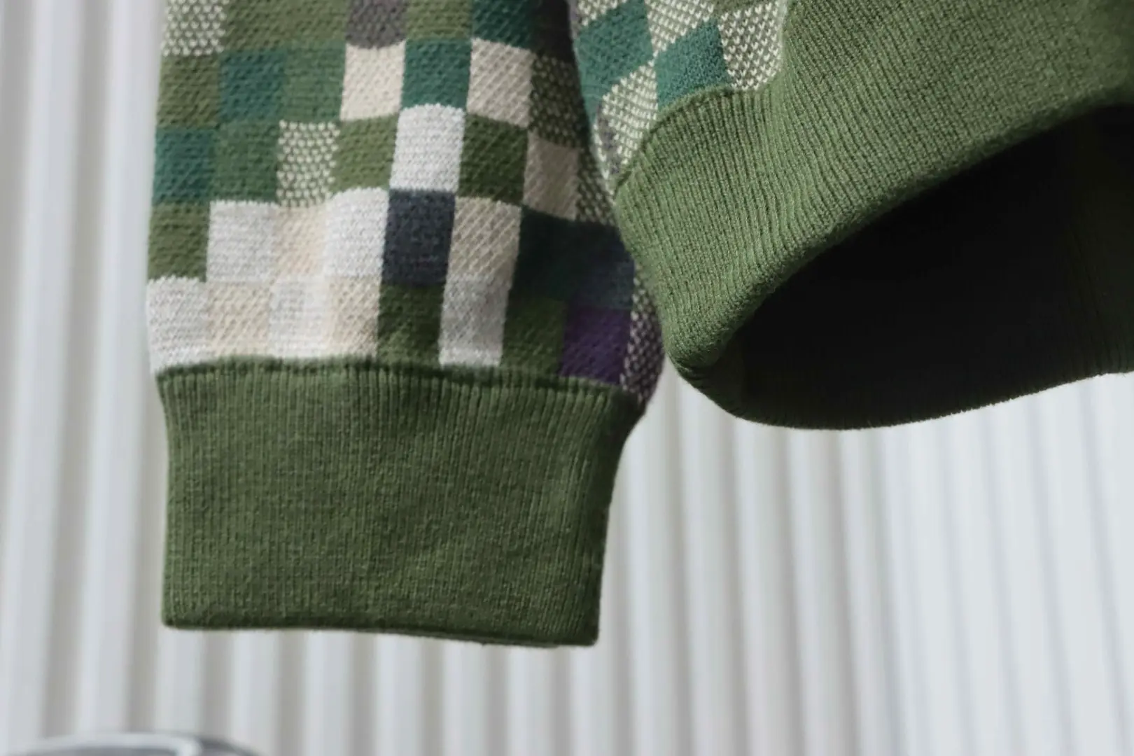 Pullover mit Mosaikmuster und Rundhalsausschnitt und Rückennieten – Bild 10