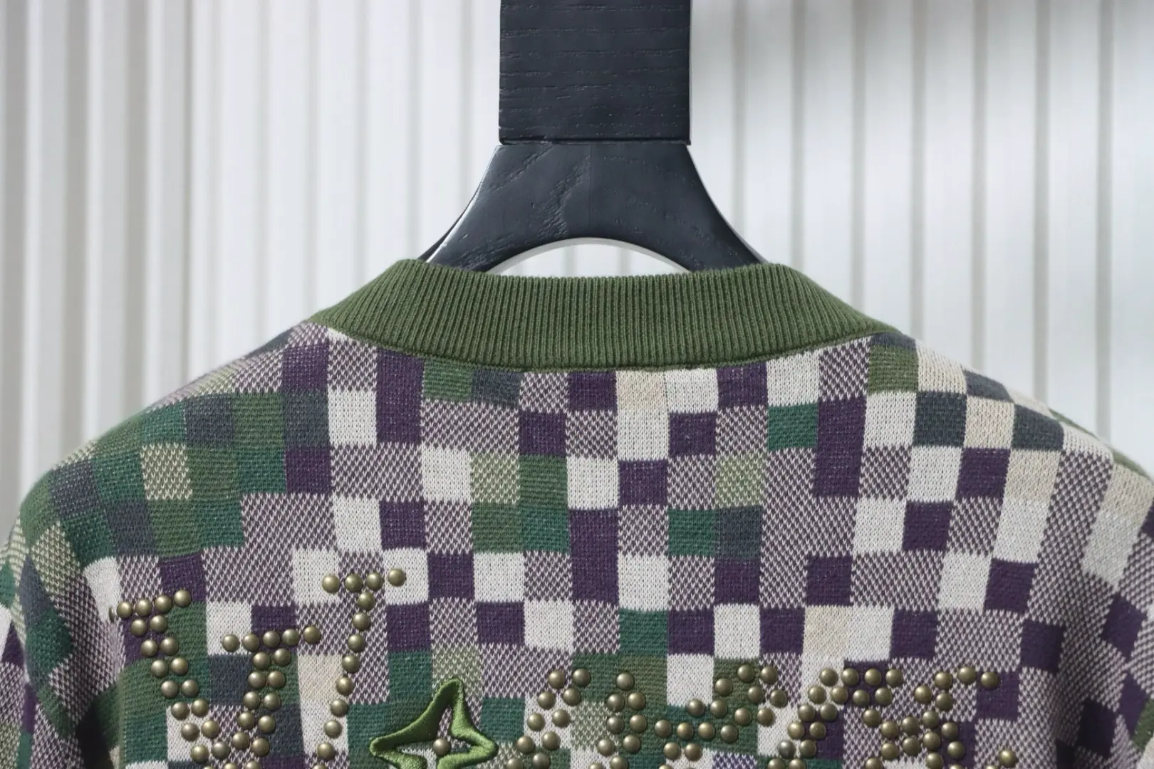 Pullover mit Mosaikmuster und Rundhalsausschnitt und Rückennieten – Bild 6