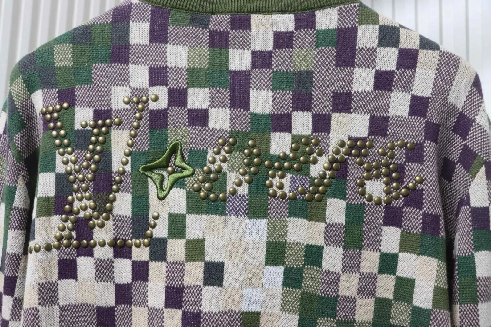 Pullover mit Mosaikmuster und Rundhalsausschnitt und Rückennieten – Bild 7