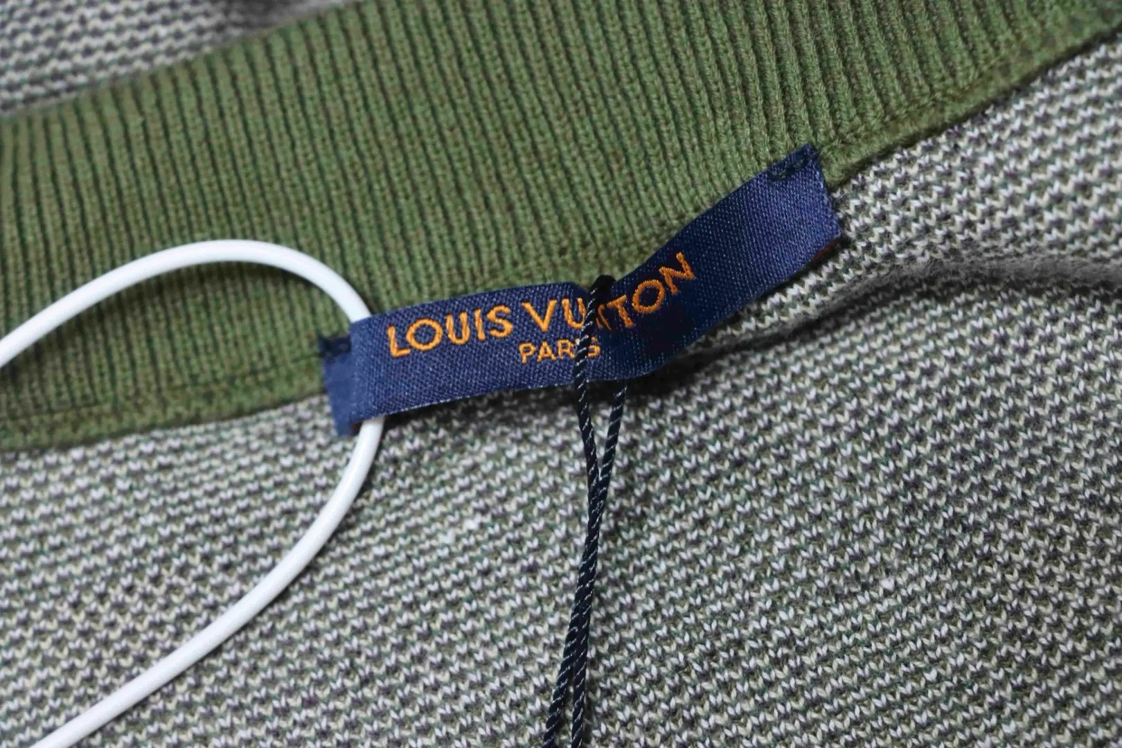 Pullover mit Mosaikmuster und Rundhalsausschnitt und Rückennieten – Bild 12