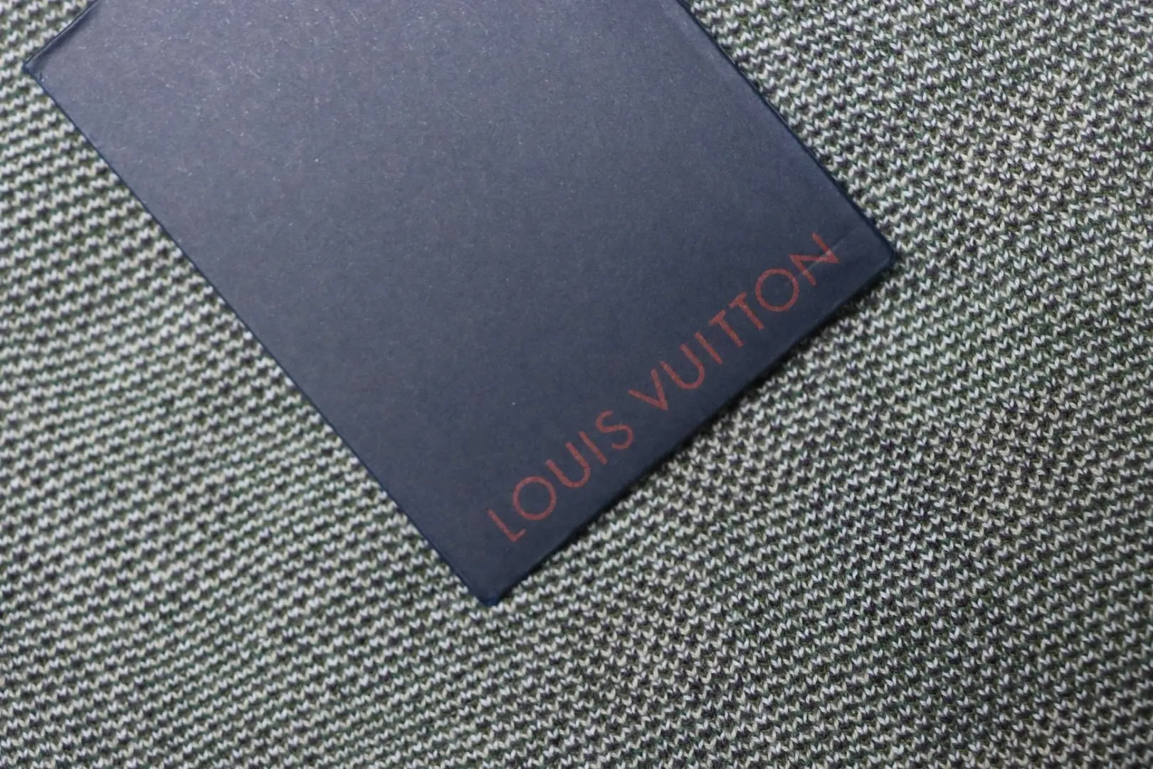 Pullover mit Mosaikmuster und Rundhalsausschnitt und Rückennieten – Bild 13