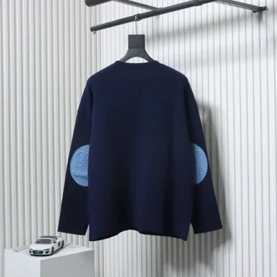 Pullover mit geprägtem, besticktem Rundhalsausschnitt