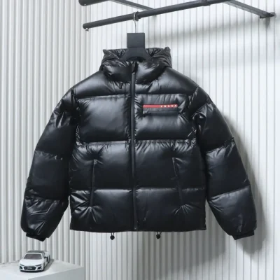 Rot gestreifte Daunenjacke