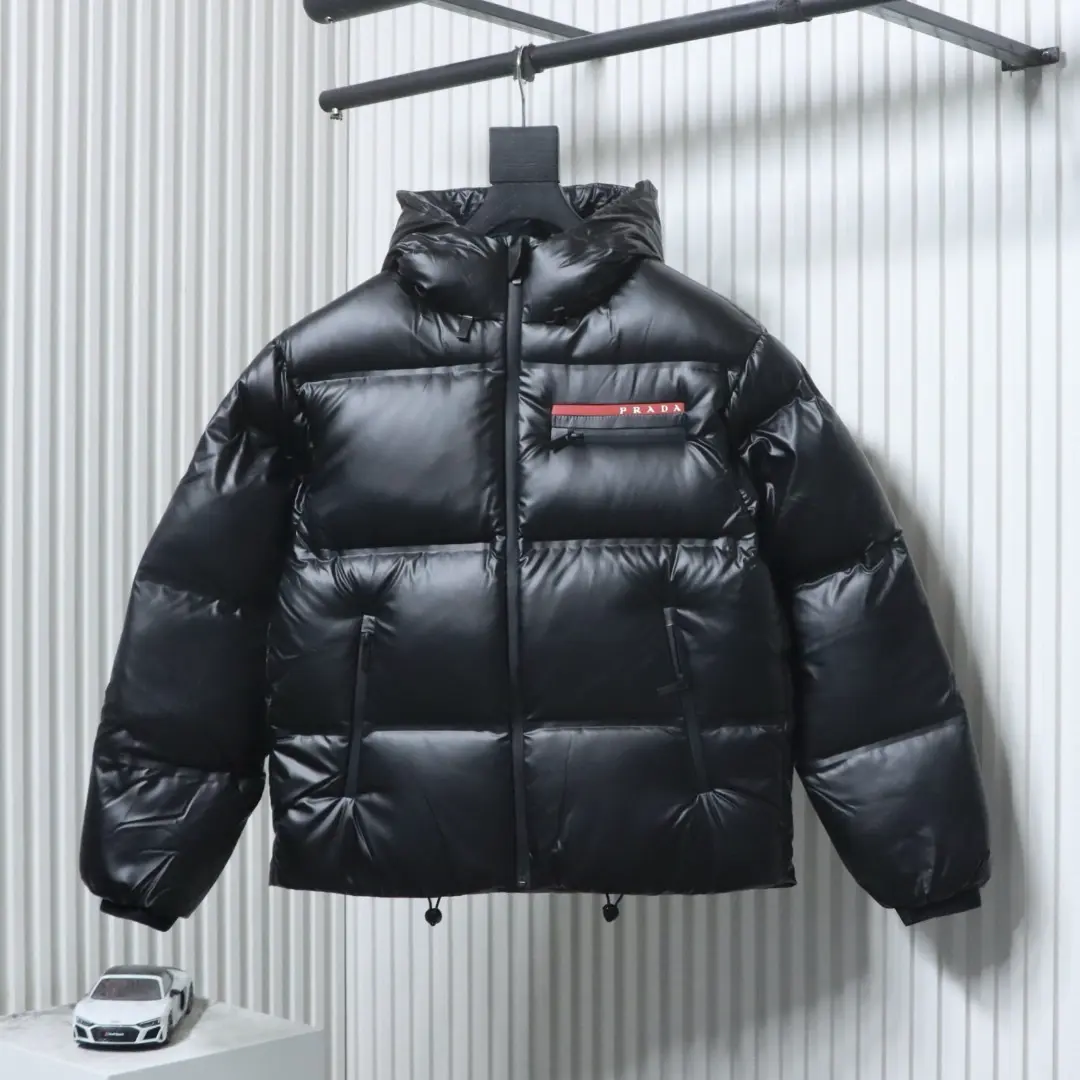 Rot gestreifte Daunenjacke