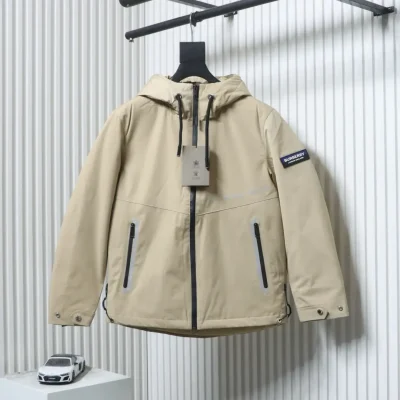 Silikon-Logo auf der Daunenjacke