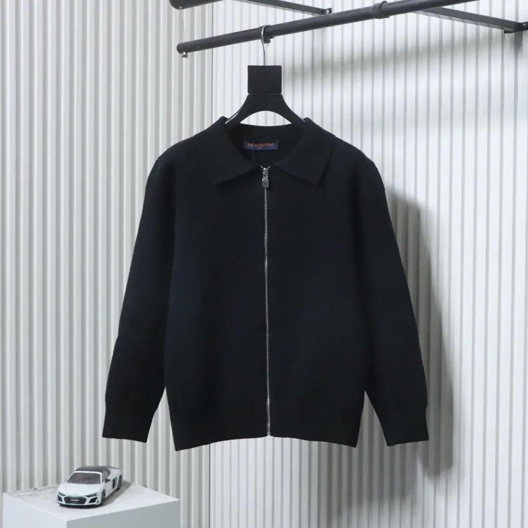 Strickjacke mit geprägtem Buchstabenreißverschluss und Strickkragen, schwarz