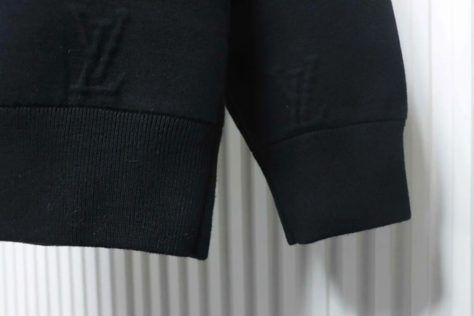 Strickjacke mit geprägtem Buchstabenreißverschluss und Strickkragen, schwarz – Bild 7