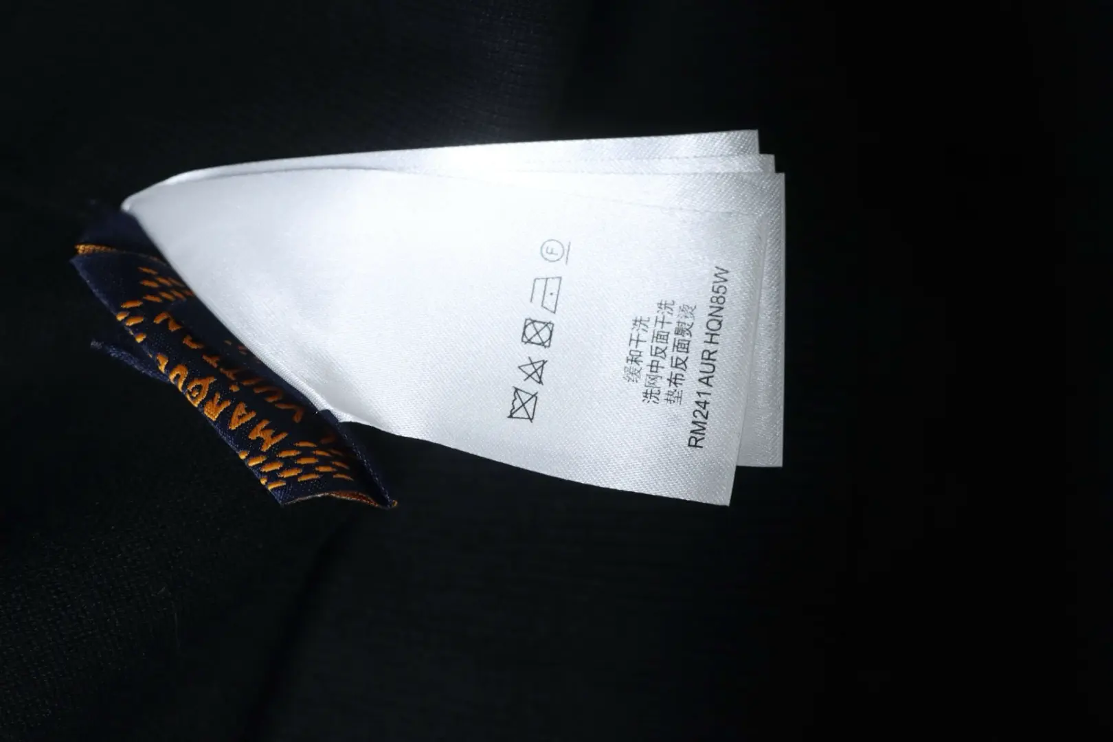 Strickjacke mit geprägtem Buchstabenreißverschluss und Strickkragen, schwarz – Bild 10