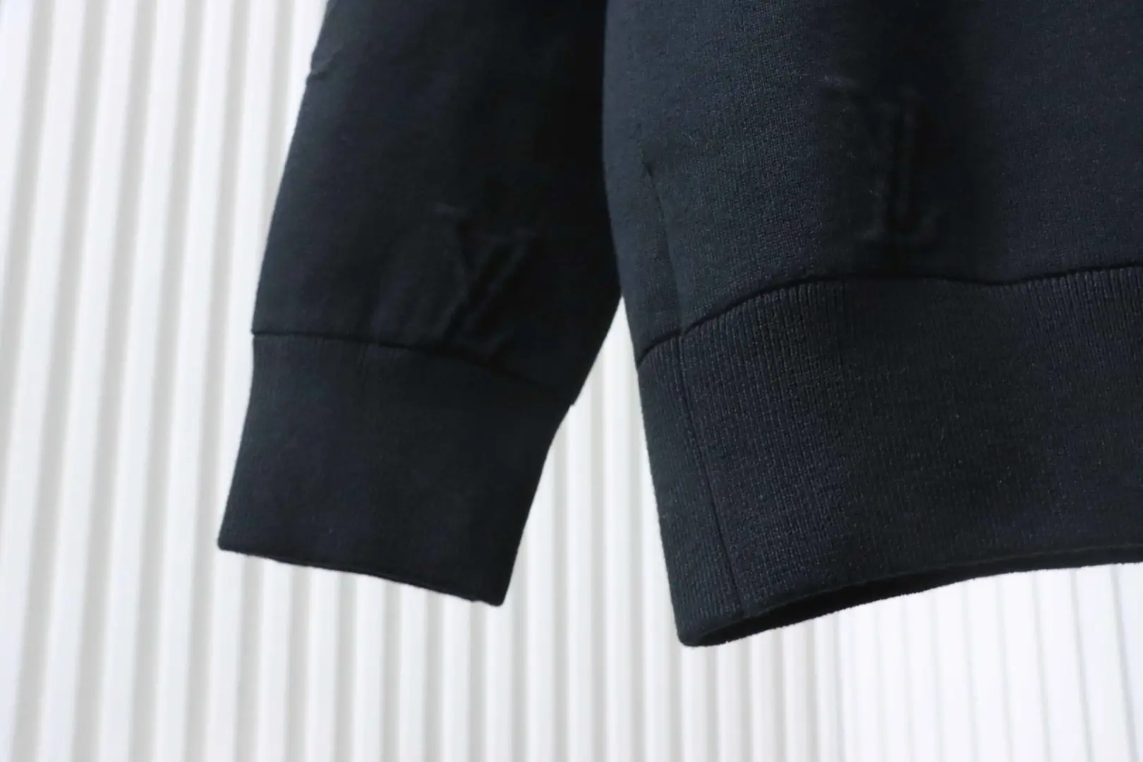 Strickjacke mit geprägtem Buchstabenreißverschluss und Strickkragen, schwarz – Bild 8