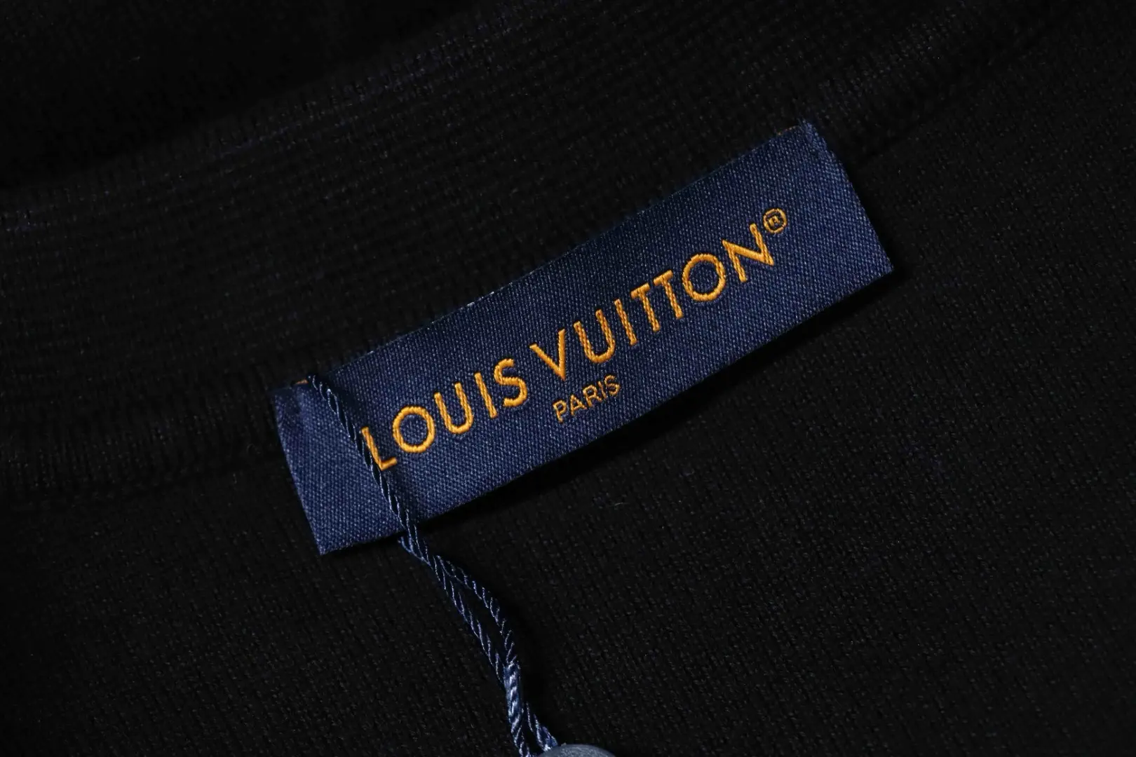 Strickjacke mit geprägtem Buchstabenreißverschluss und Strickkragen, schwarz – Bild 9