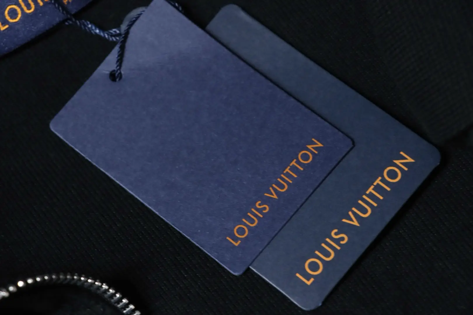 Strickjacke mit geprägtem Buchstabenreißverschluss und Strickkragen, schwarz – Bild 11