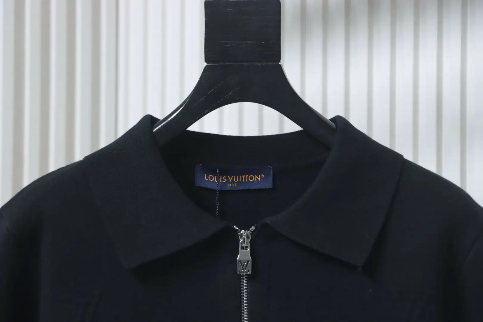 Strickjacke mit geprägtem Buchstabenreißverschluss und Strickkragen, schwarz – Bild 5