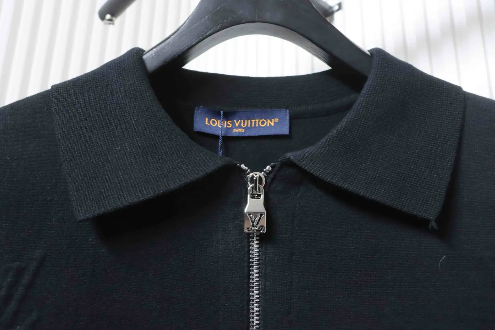 Strickjacke mit geprägtem Buchstabenreißverschluss und Strickkragen, schwarz – Bild 3