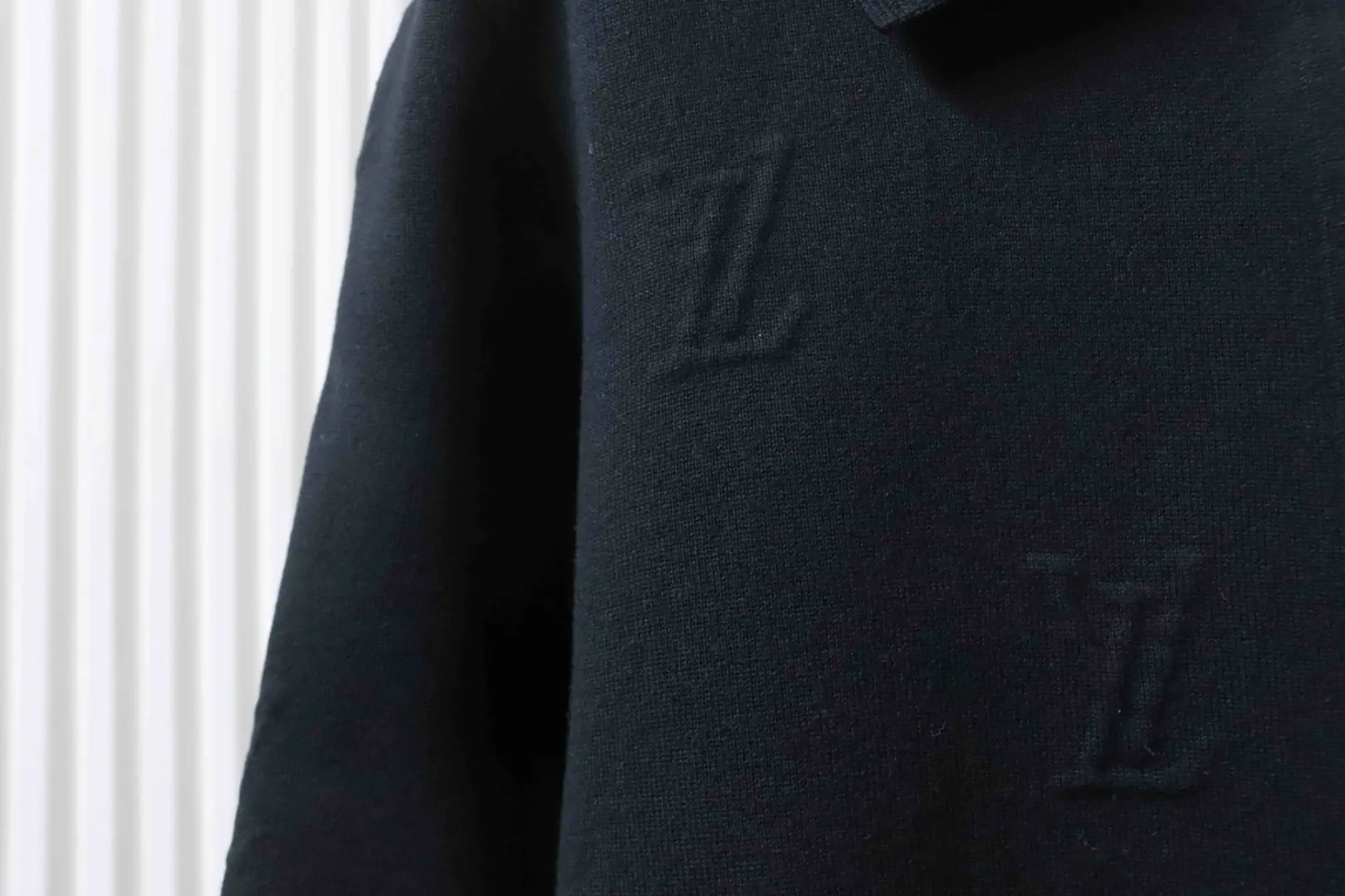 Strickjacke mit geprägtem Buchstabenreißverschluss und Strickkragen, schwarz – Bild 6