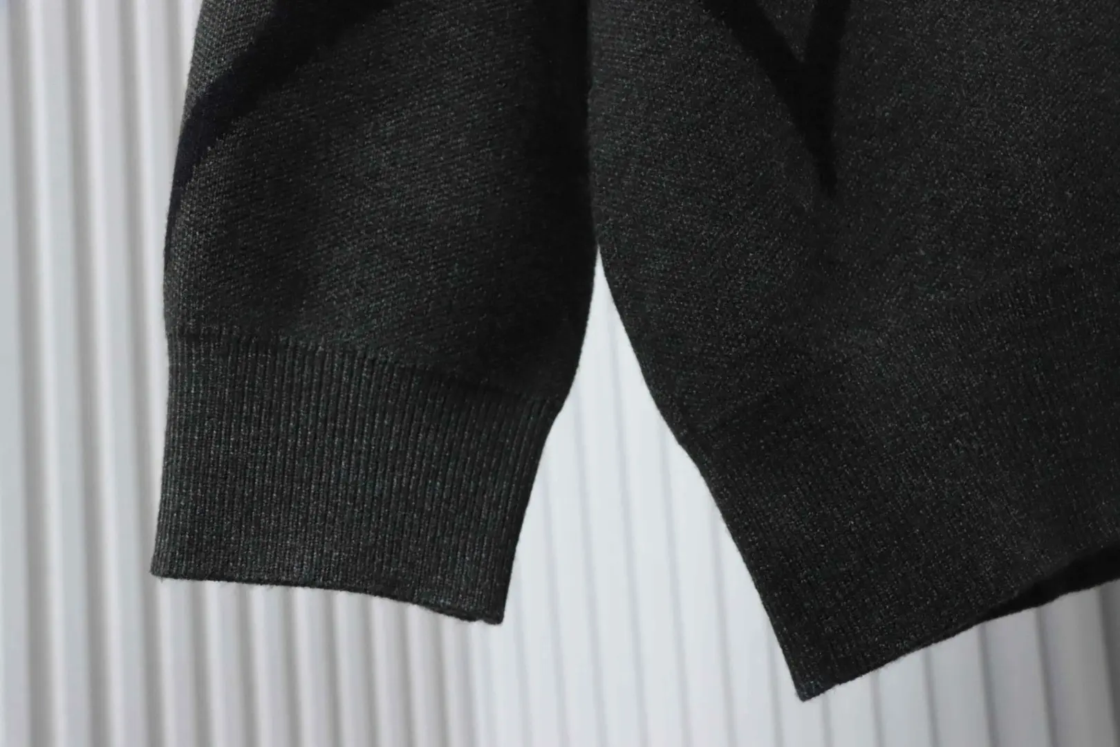 Strickpullover mit großem Monogramm-Logo und halbem Reißverschluss XXL – Bild 8