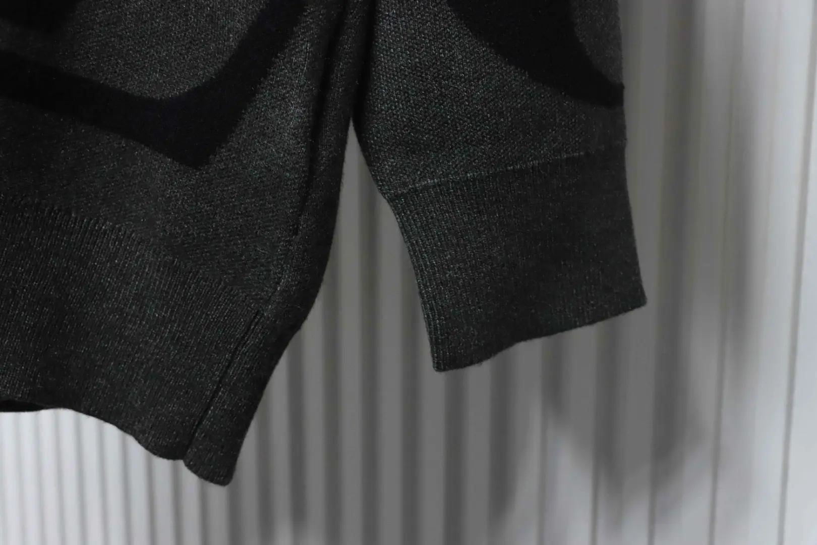 Strickpullover mit großem Monogramm-Logo und halbem Reißverschluss XXL – Bild 7