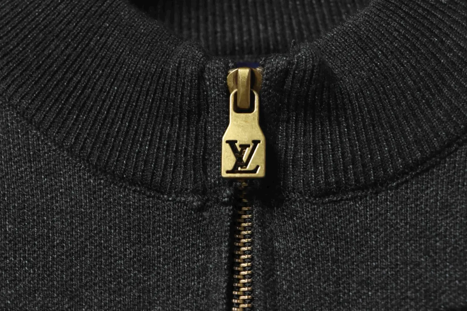 Strickpullover mit großem Monogramm-Logo und halbem Reißverschluss XXL – Bild 11