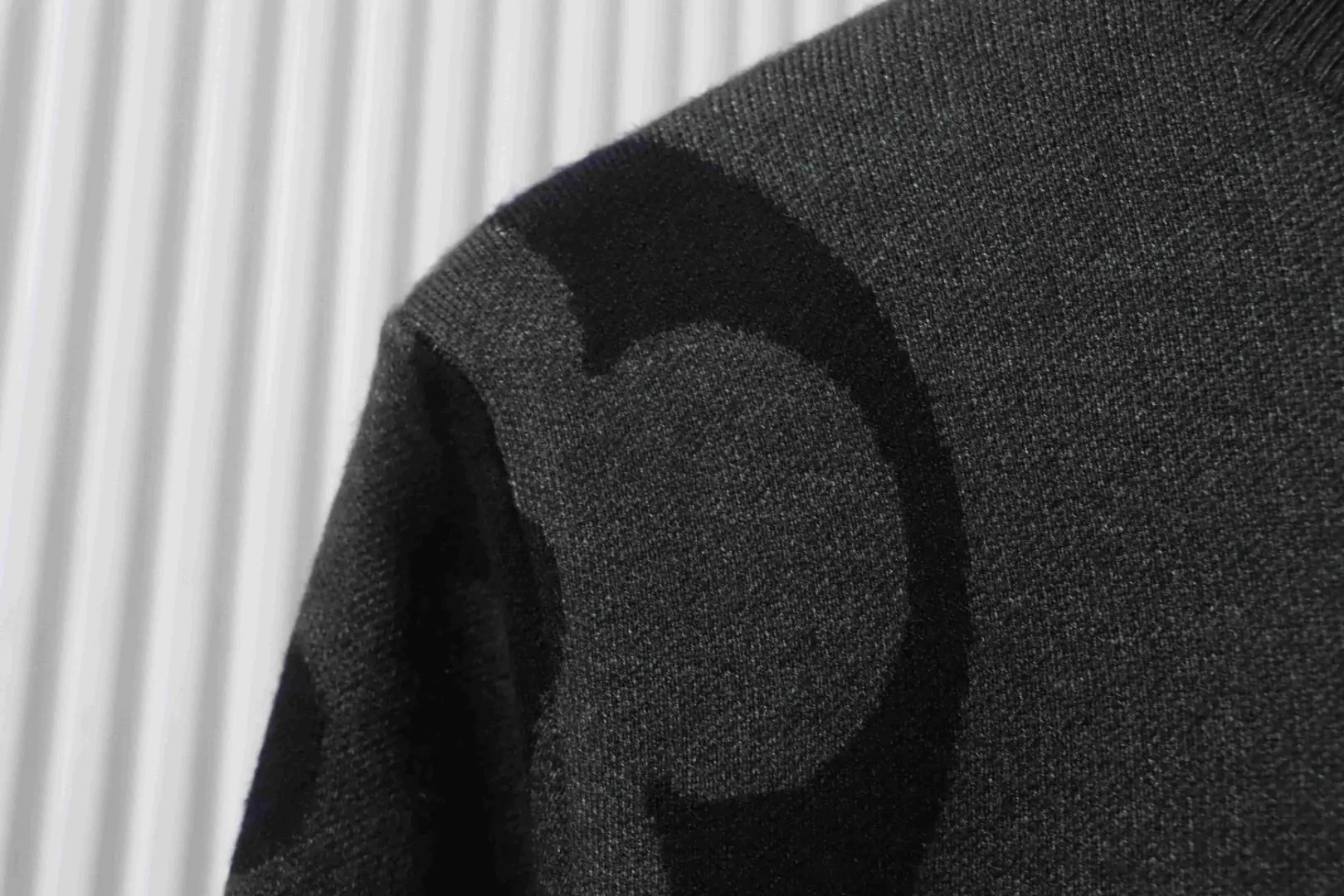 Strickpullover mit großem Monogramm-Logo und halbem Reißverschluss XXL – Bild 12