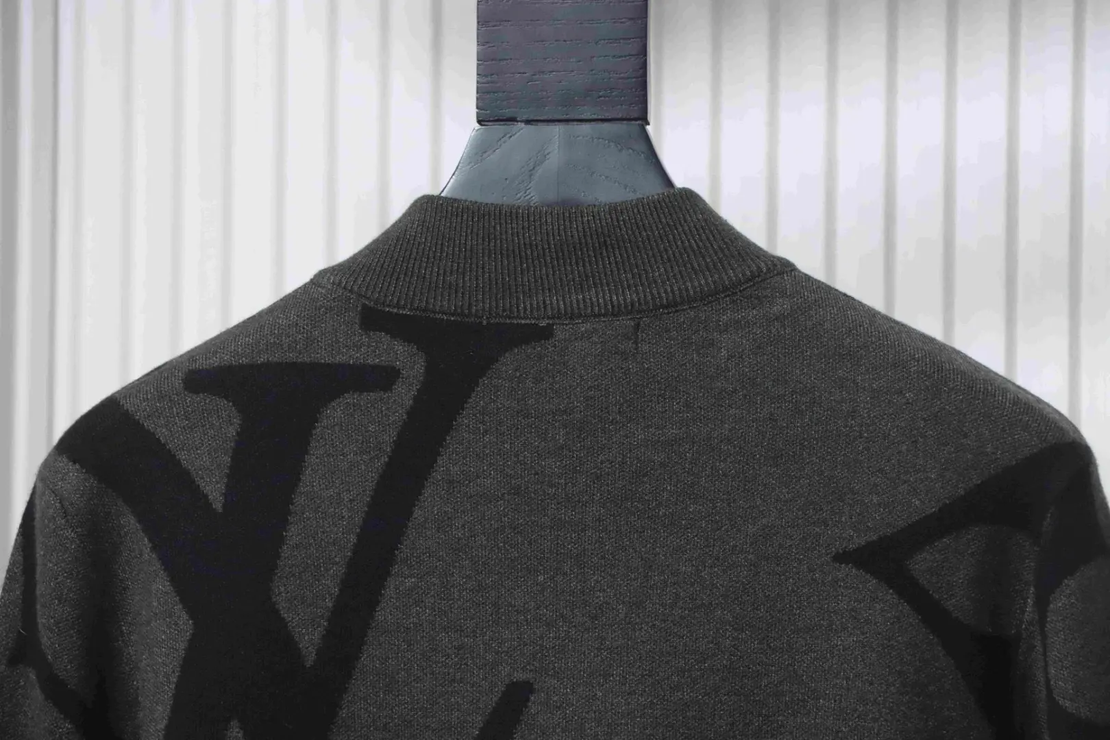 Strickpullover mit großem Monogramm-Logo und halbem Reißverschluss XXL – Bild 4