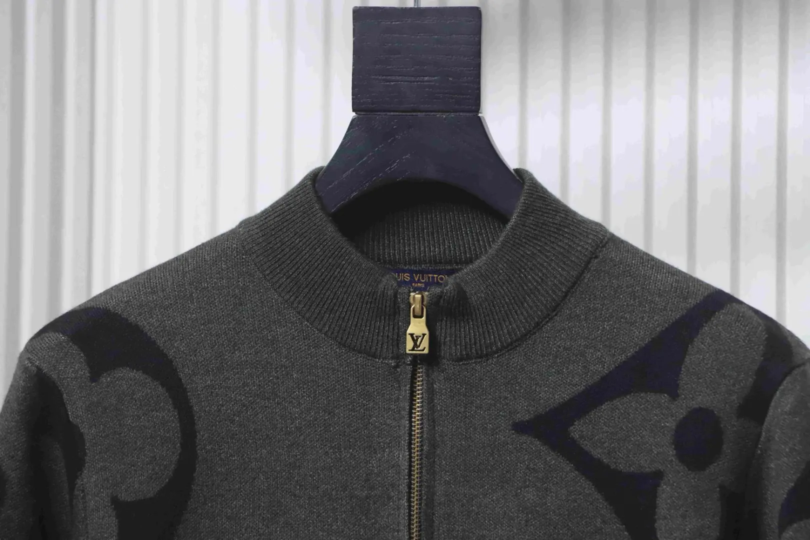 Strickpullover mit großem Monogramm-Logo und halbem Reißverschluss XXL – Bild 3