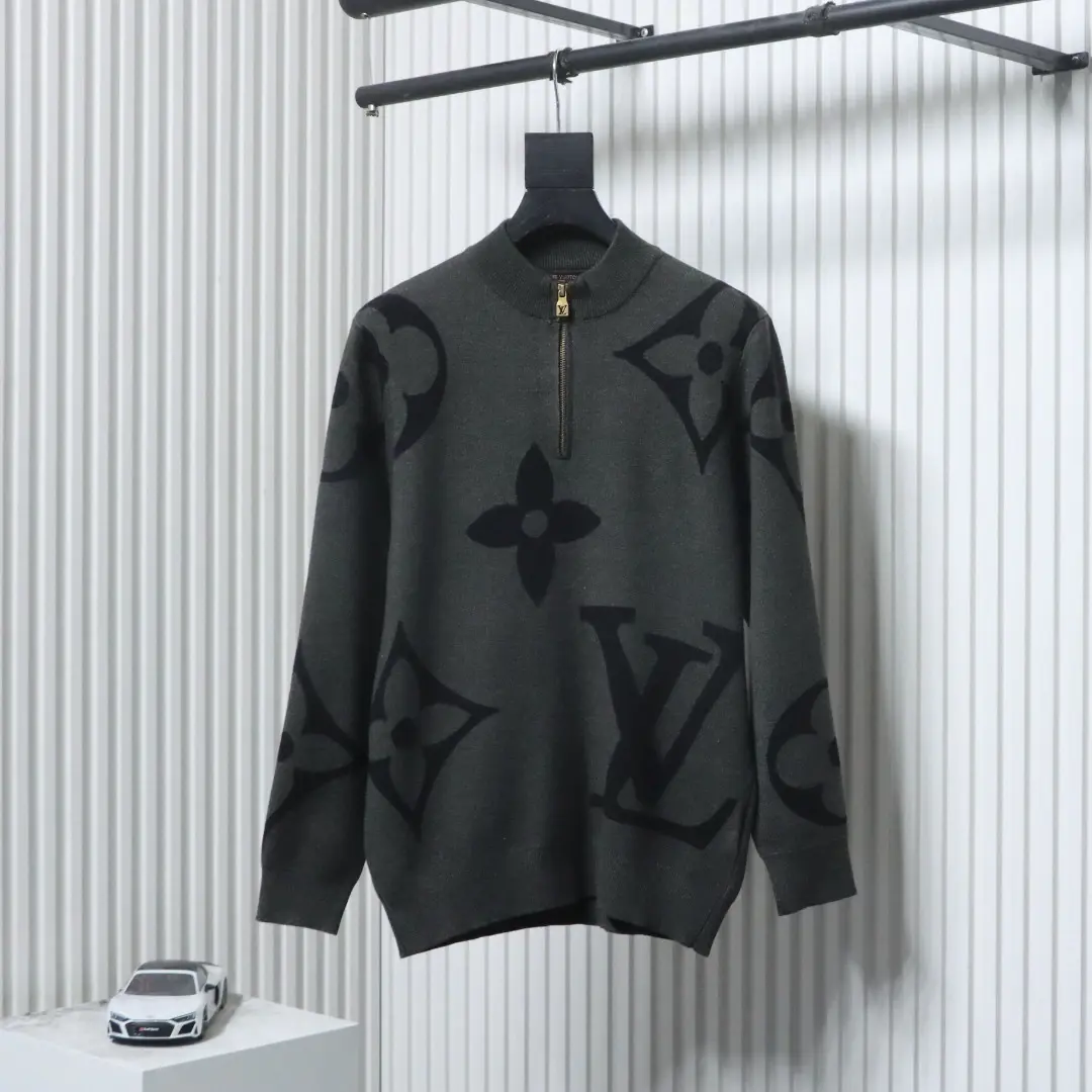 Strickpullover mit großem Monogramm-Logo und halbem Reißverschluss