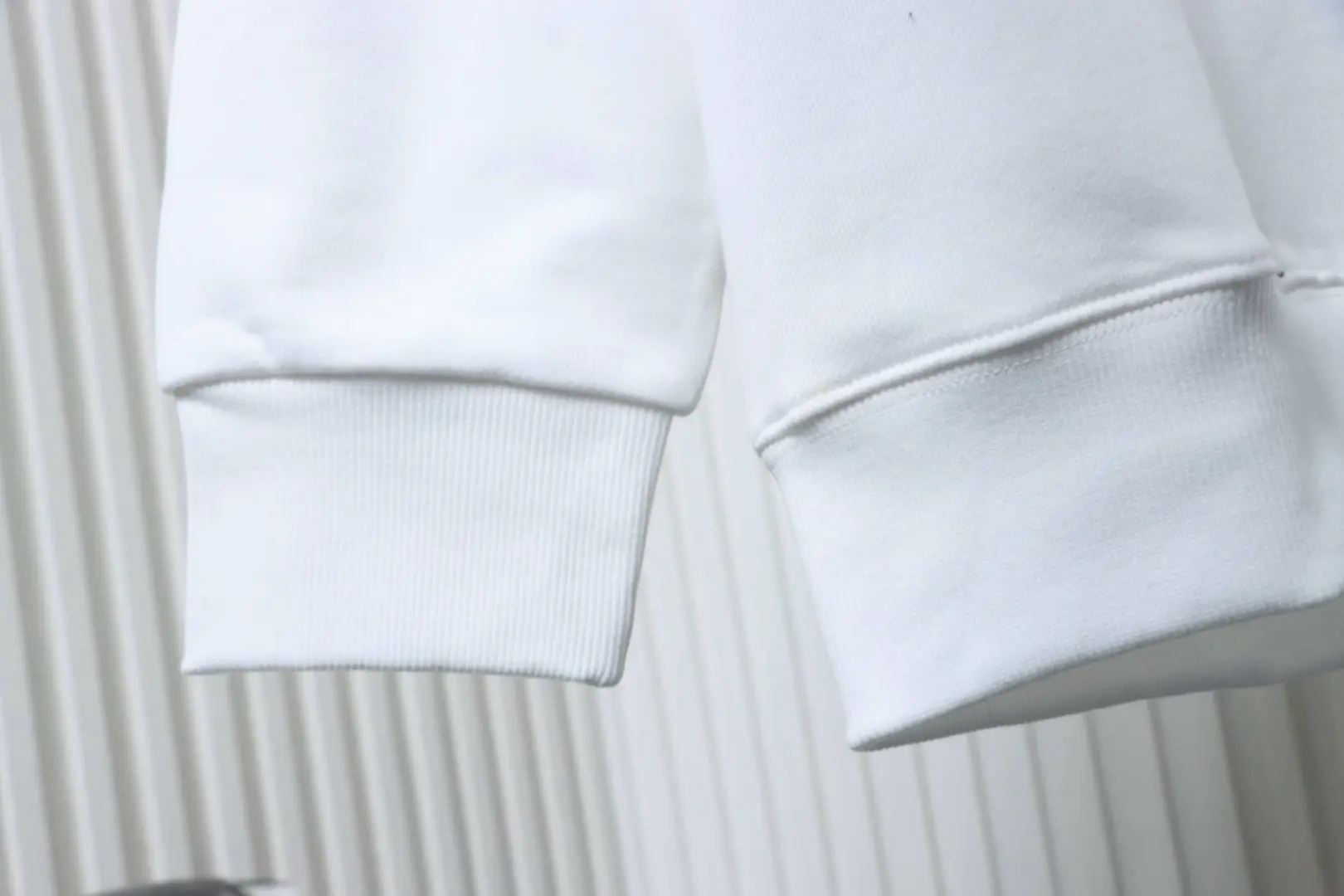 Sweatshirt mit Sonnenblumenstickerei und Rundhalsausschnitt – Bild 6