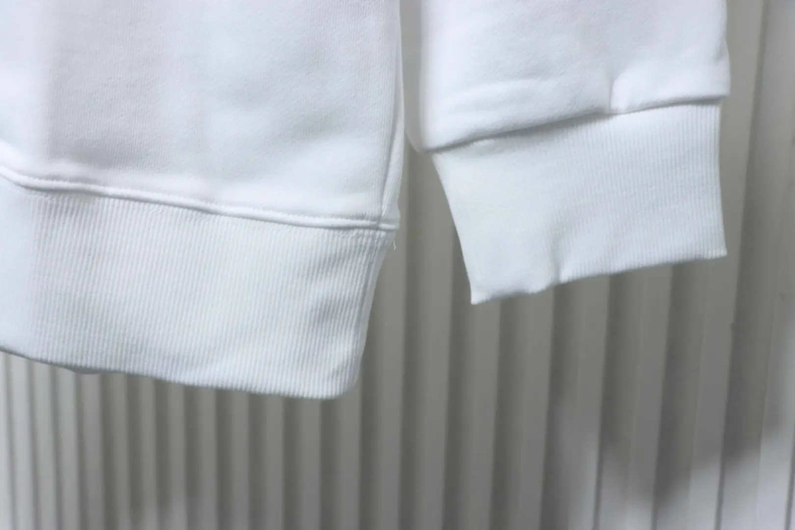 Sweatshirt mit Sonnenblumenstickerei und Rundhalsausschnitt – Bild 5