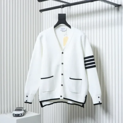 Tom Brown Wollstrickjacke, vorne kürzer und hinten länger