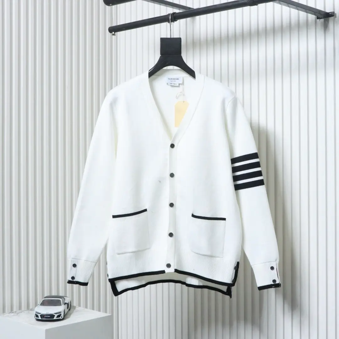 Tom Brown Wollstrickjacke, vorne kürzer und hinten länger