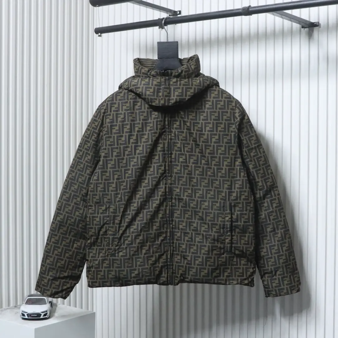 Wendbare Daunenjacke mit Kapuze und FF-Monogramm – Bild 3