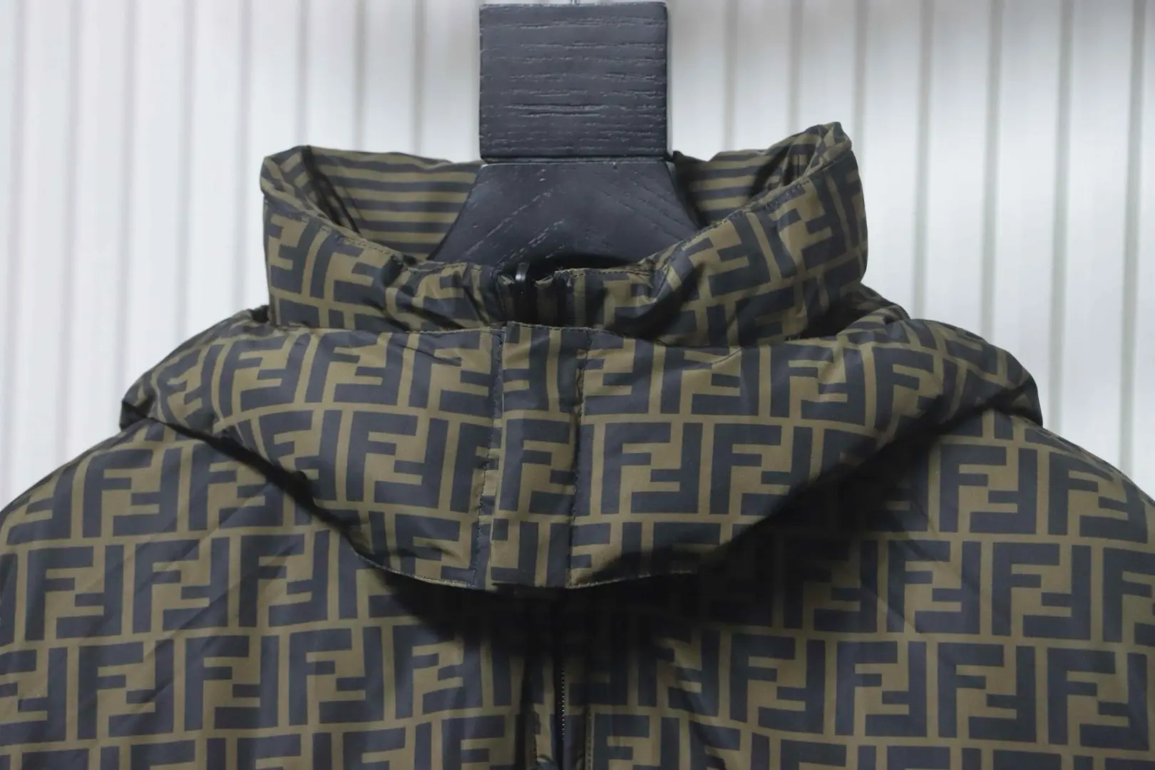 Wendbare Daunenjacke mit Kapuze und FF-Monogramm – Bild 6