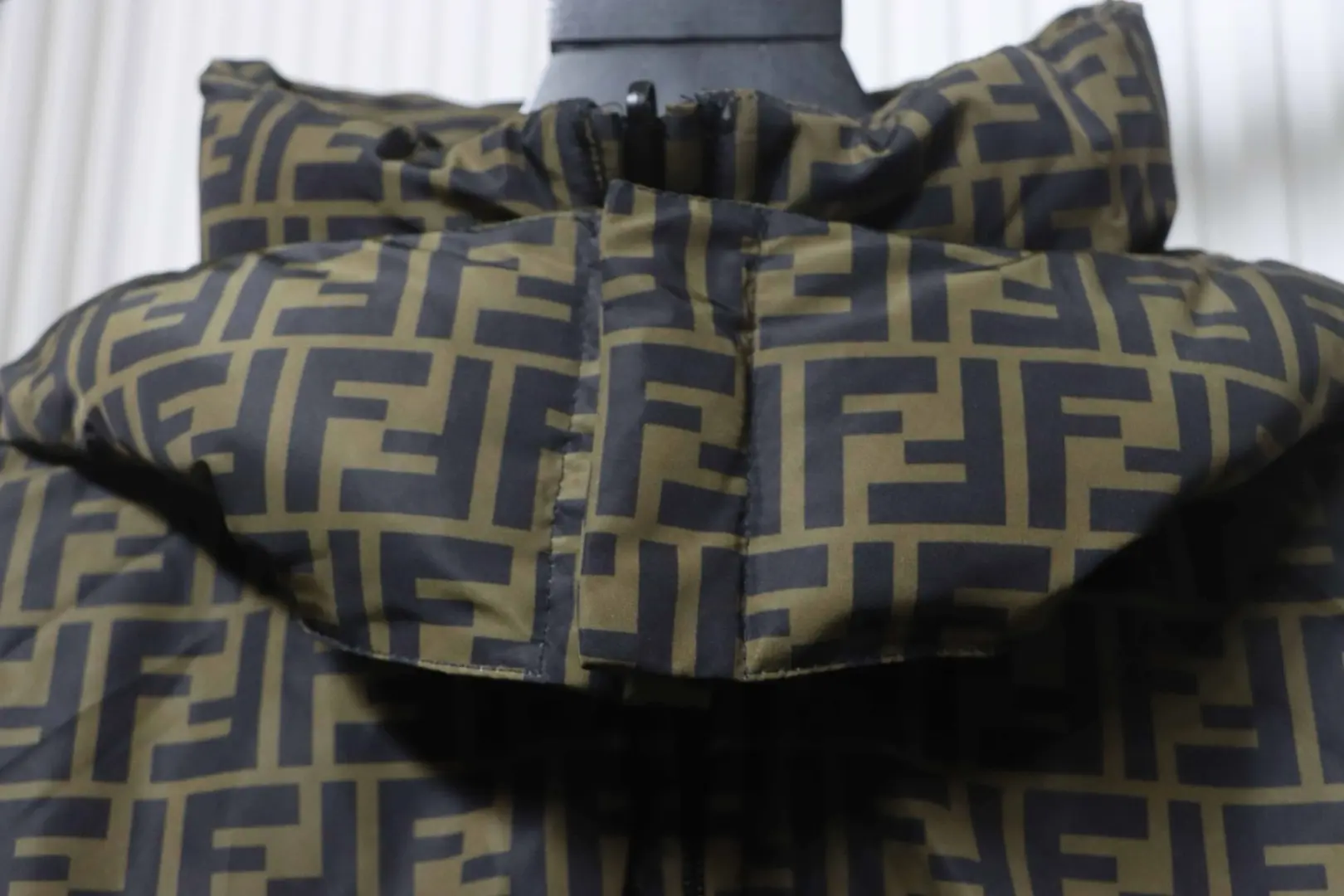 Wendbare Daunenjacke mit Kapuze und FF-Monogramm – Bild 9