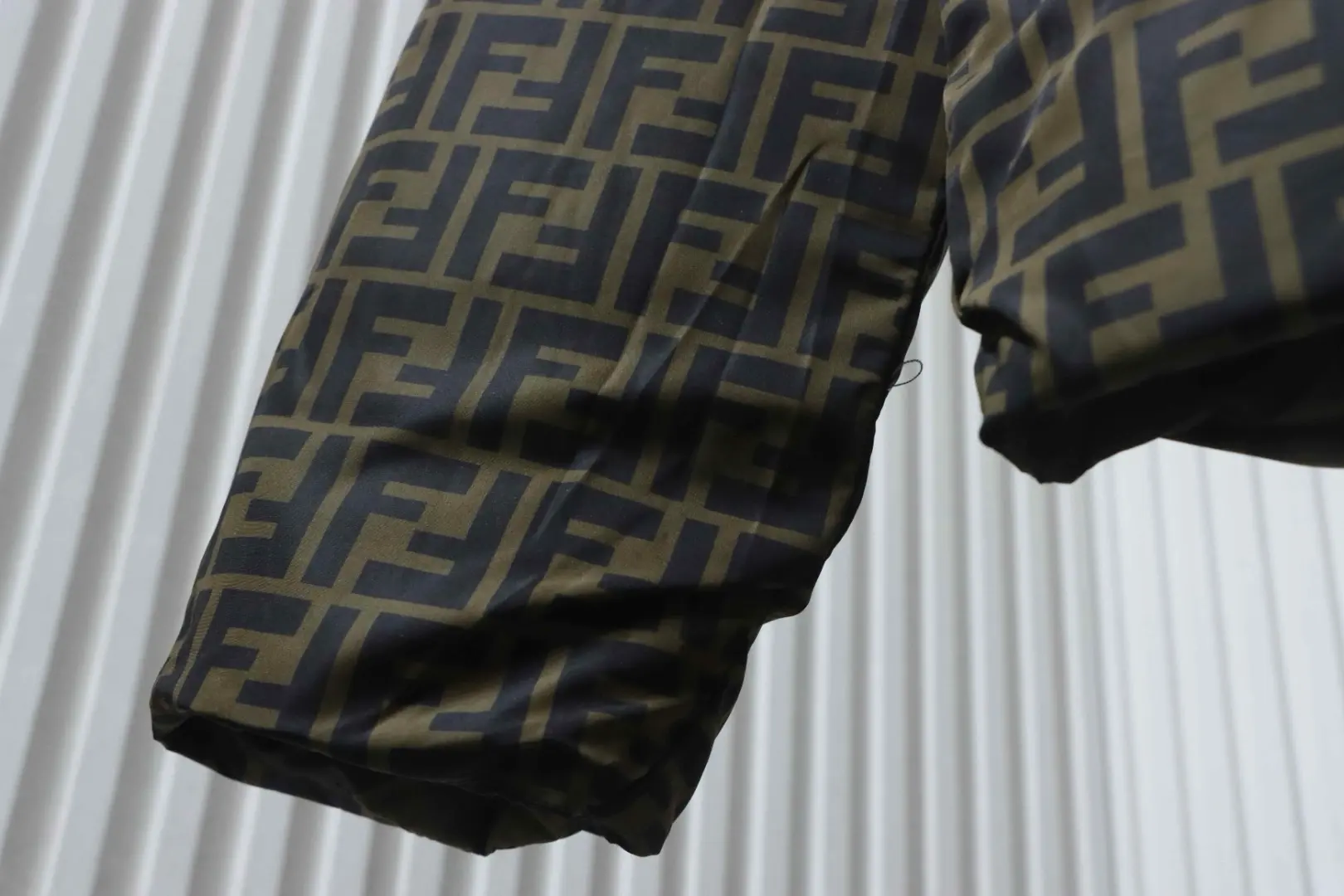 Wendbare Daunenjacke mit Kapuze und FF-Monogramm – Bild 8