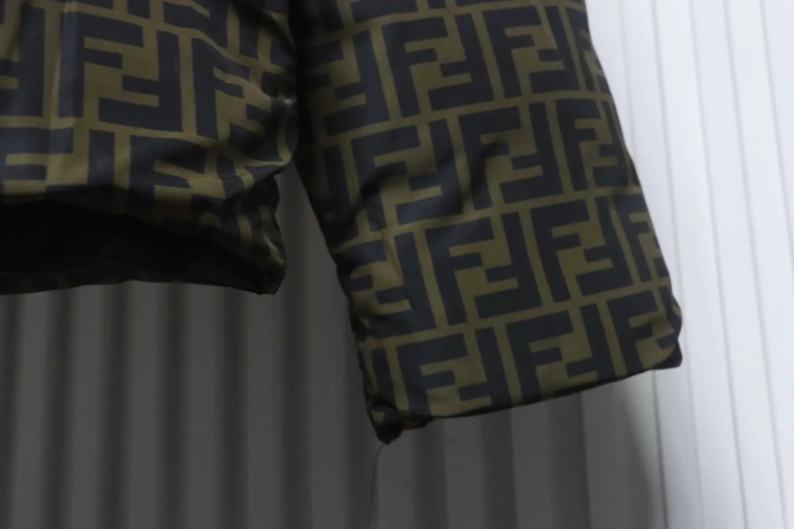 Wendbare Daunenjacke mit Kapuze und FF-Monogramm – Bild 7