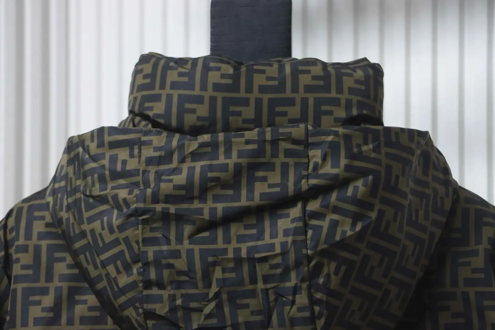 Wendbare Daunenjacke mit Kapuze und FF-Monogramm – Bild 5