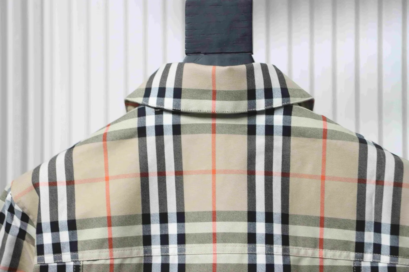 karierte Jacke mit zwei Taschen – Bild 4