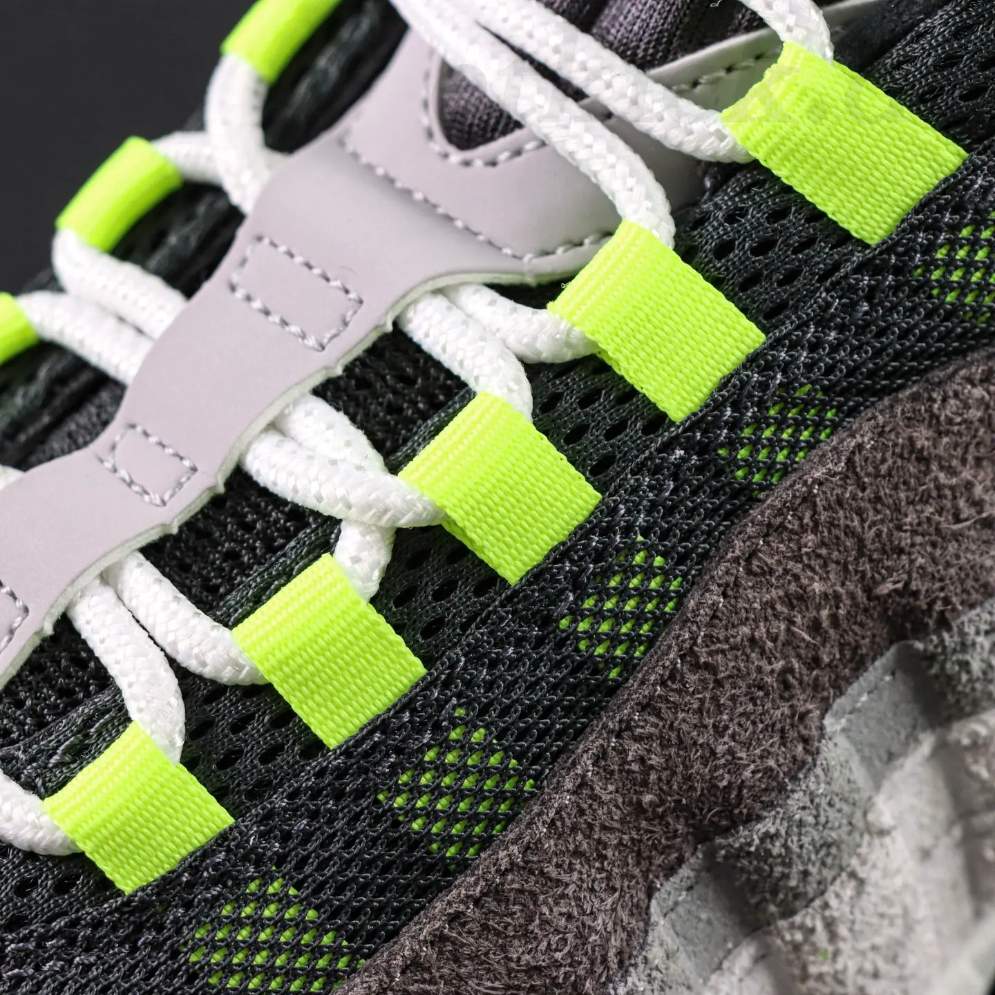 Air Max 95 Big Bubble OG „Reverse Neon“ in Schwarz und Grau – Bild 17