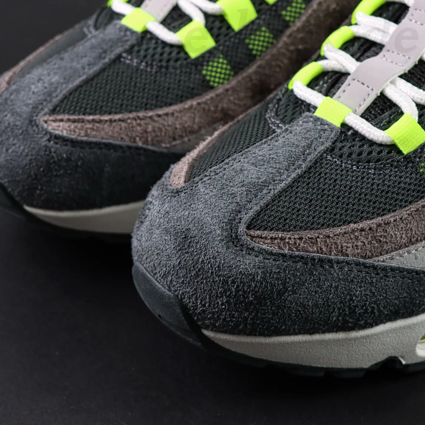 Air Max 95 Big Bubble OG „Reverse Neon“ in Schwarz und Grau – Bild 13