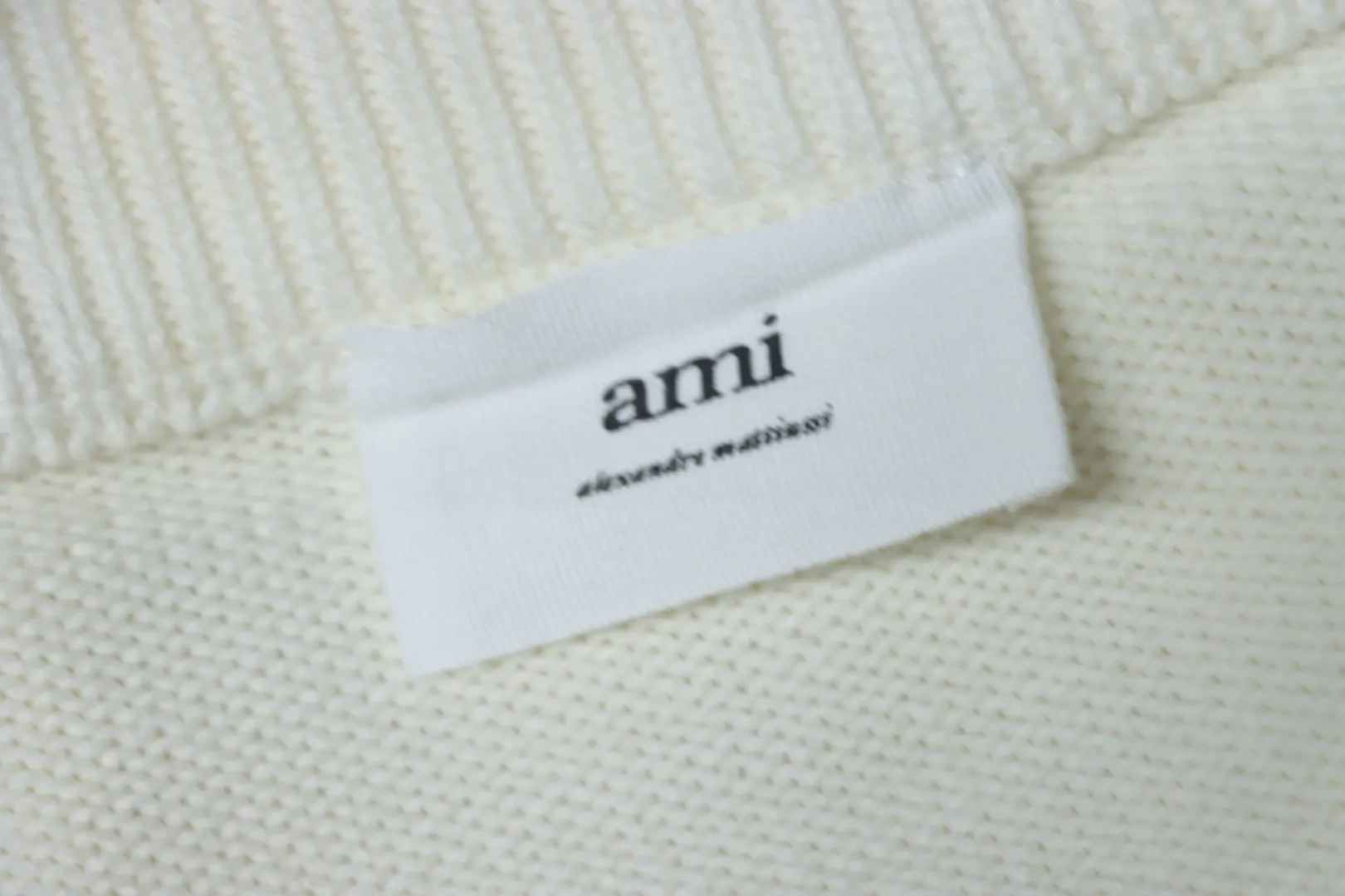 Ami 21Fw Strickjacke mit Herzstickerei und Mikro-Logo – Bild 9