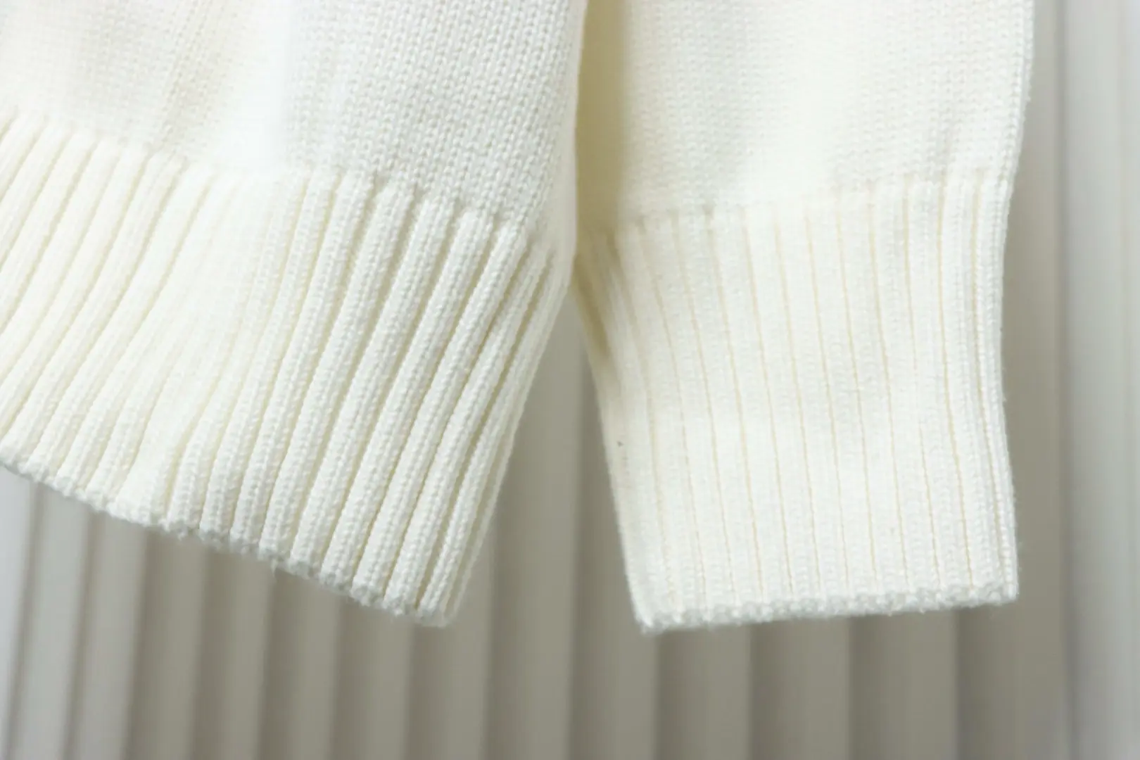 Ami 21Fw Strickjacke mit Herzstickerei und Mikro-Logo – Bild 7