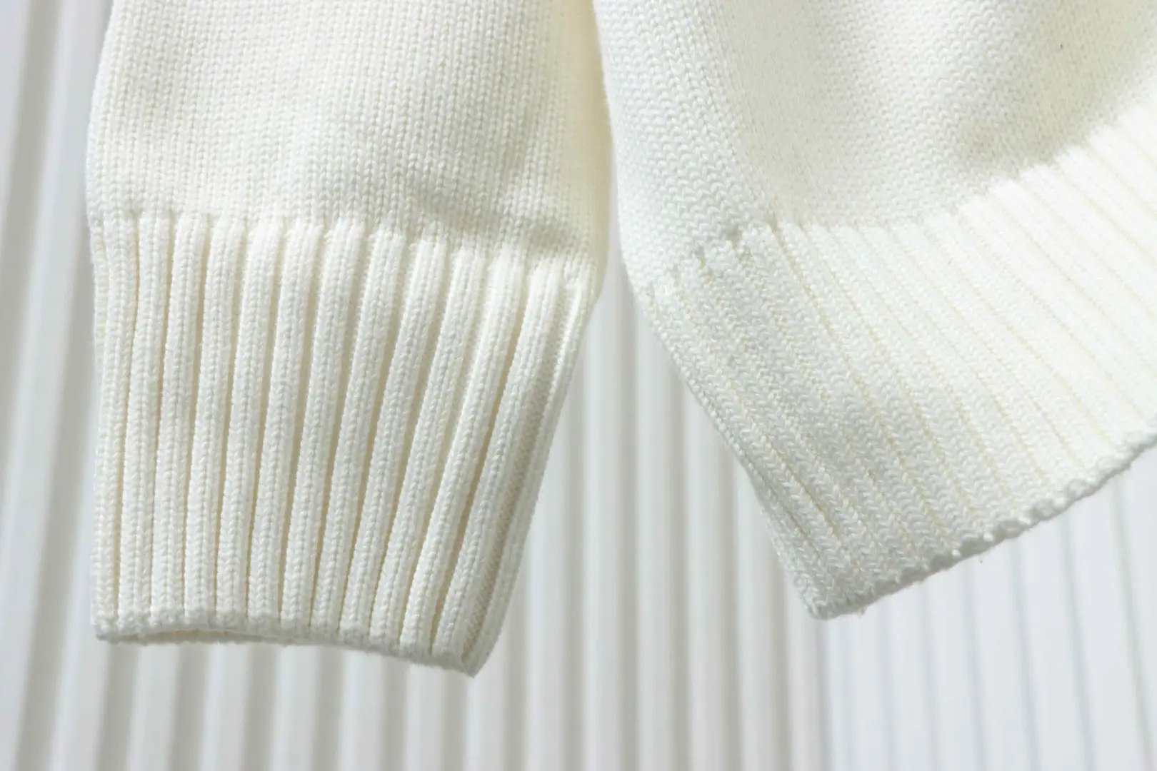 Ami 21Fw Strickjacke mit Herzstickerei und Mikro-Logo – Bild 8