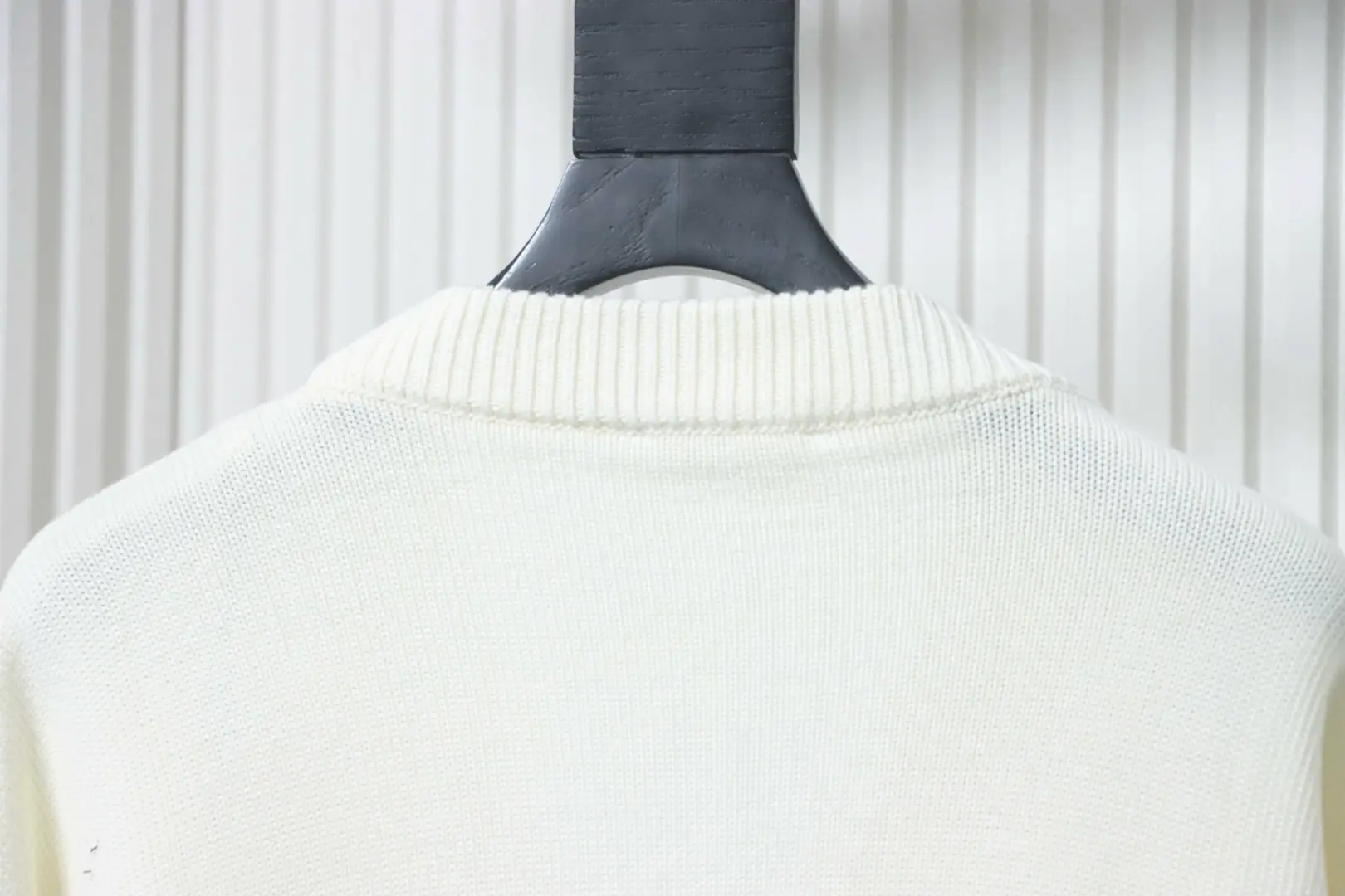 Ami 21Fw Strickjacke mit Herzstickerei und Mikro-Logo – Bild 4