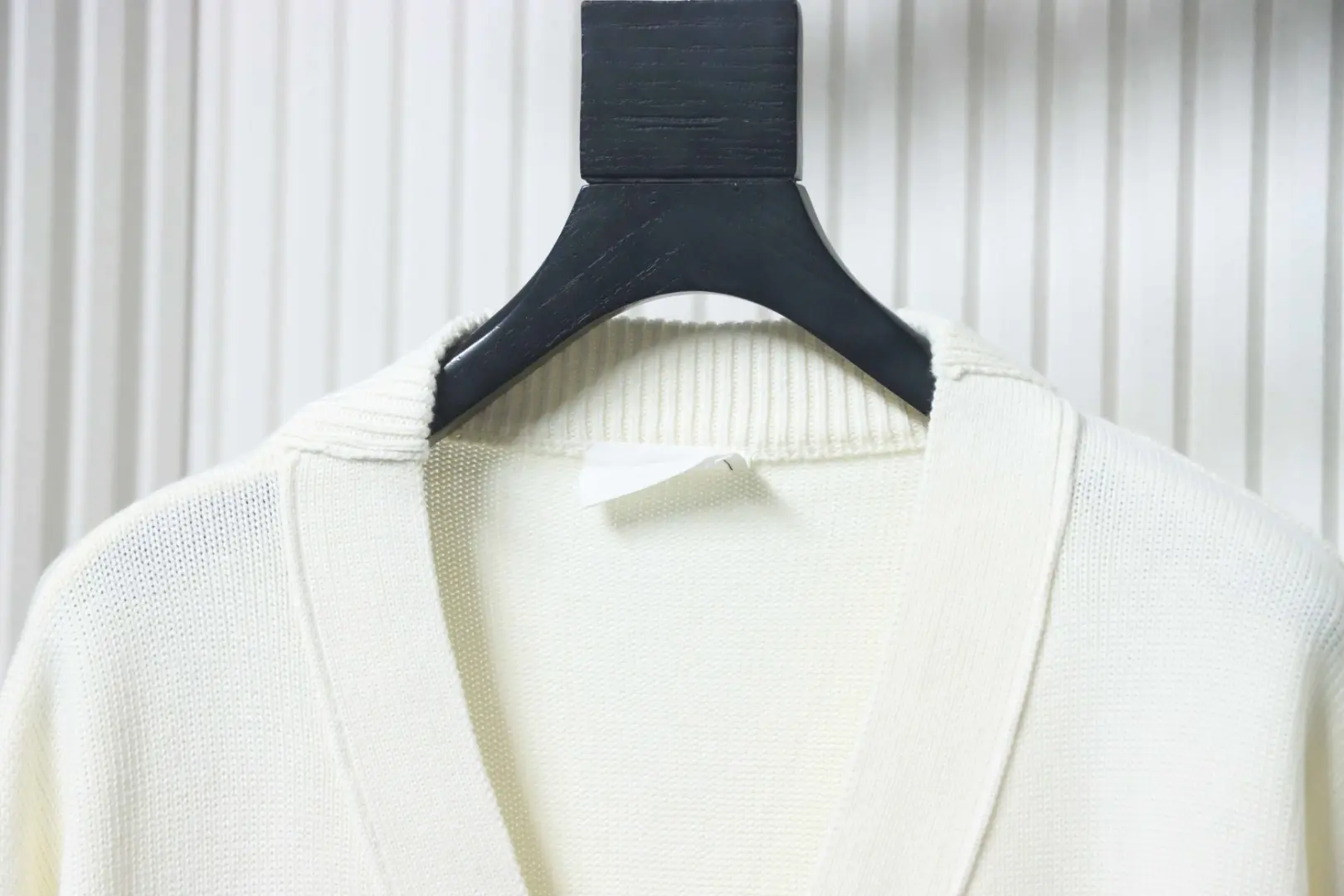 Ami 21Fw Strickjacke mit Herzstickerei und Mikro-Logo – Bild 3