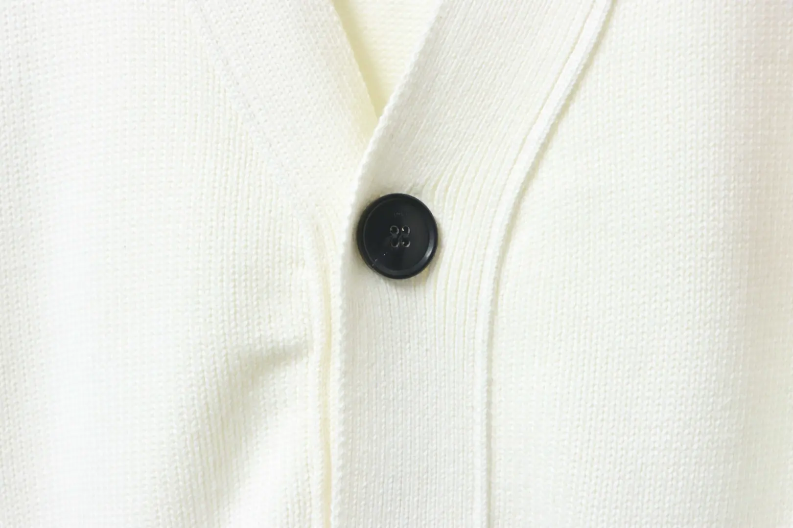 Ami 21Fw Strickjacke mit Herzstickerei und Mikro-Logo – Bild 6