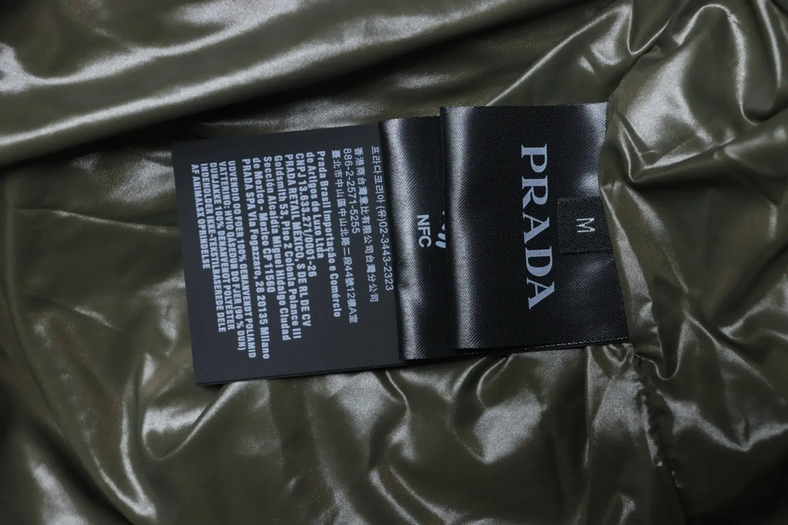 Daunenjacke mit abnehmbaren Ärmeln mit dreieckigem Logo – Bild 7