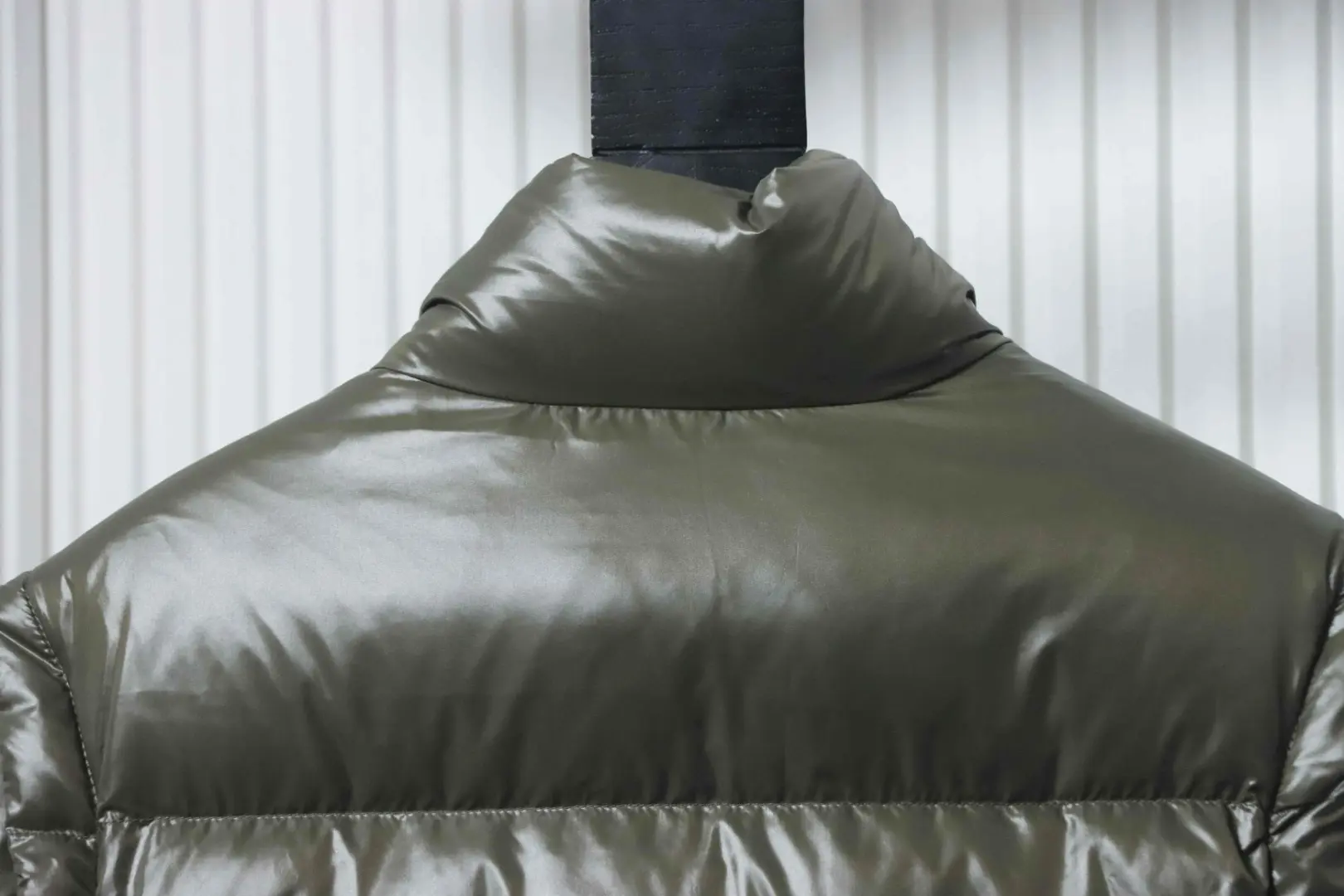 Daunenjacke mit abnehmbaren Ärmeln mit dreieckigem Logo – Bild 10