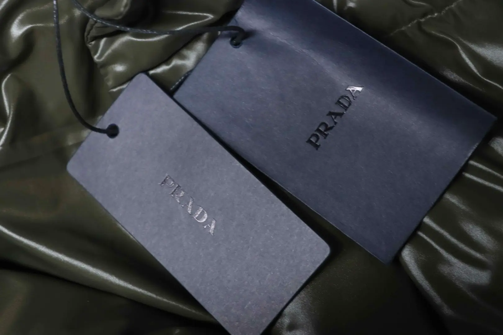 Daunenjacke mit abnehmbaren Ärmeln mit dreieckigem Logo – Bild 11