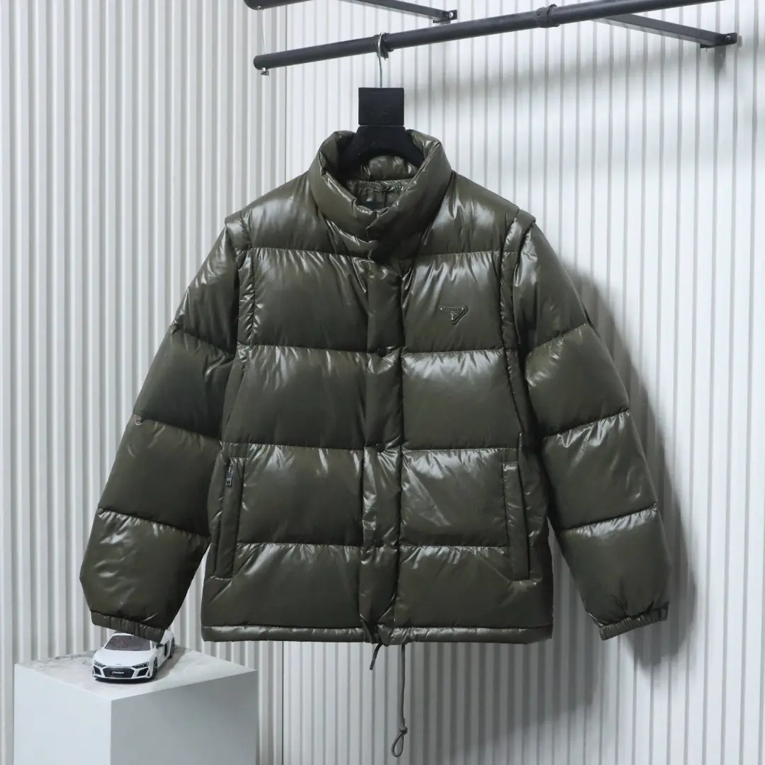 Daunenjacke mit abnehmbaren Ärmeln mit dreieckigem Logo2