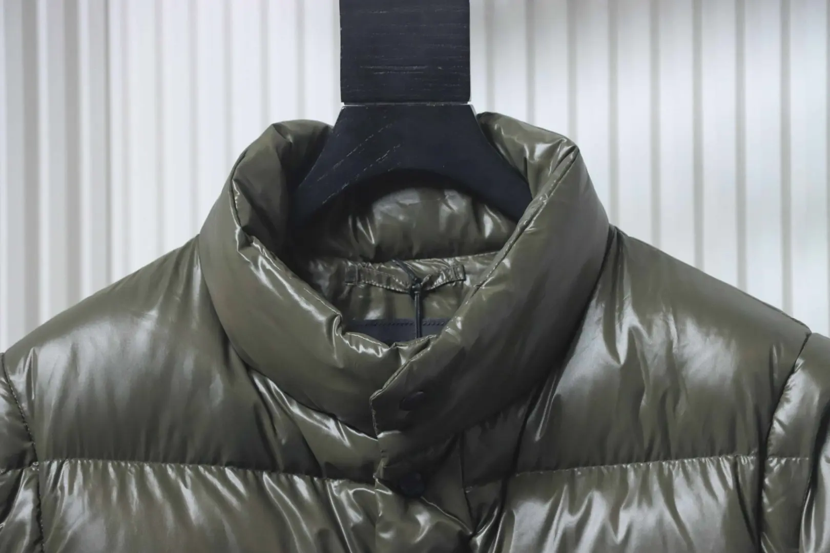 Daunenjacke mit abnehmbaren Ärmeln mit dreieckigem Logo – Bild 3